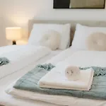 Stylish Apt For 4-6, 5 Min To Center, No Lift Currently