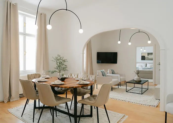 Stylish Apt For 4-6, 5 Min To Center, No Lift Currently