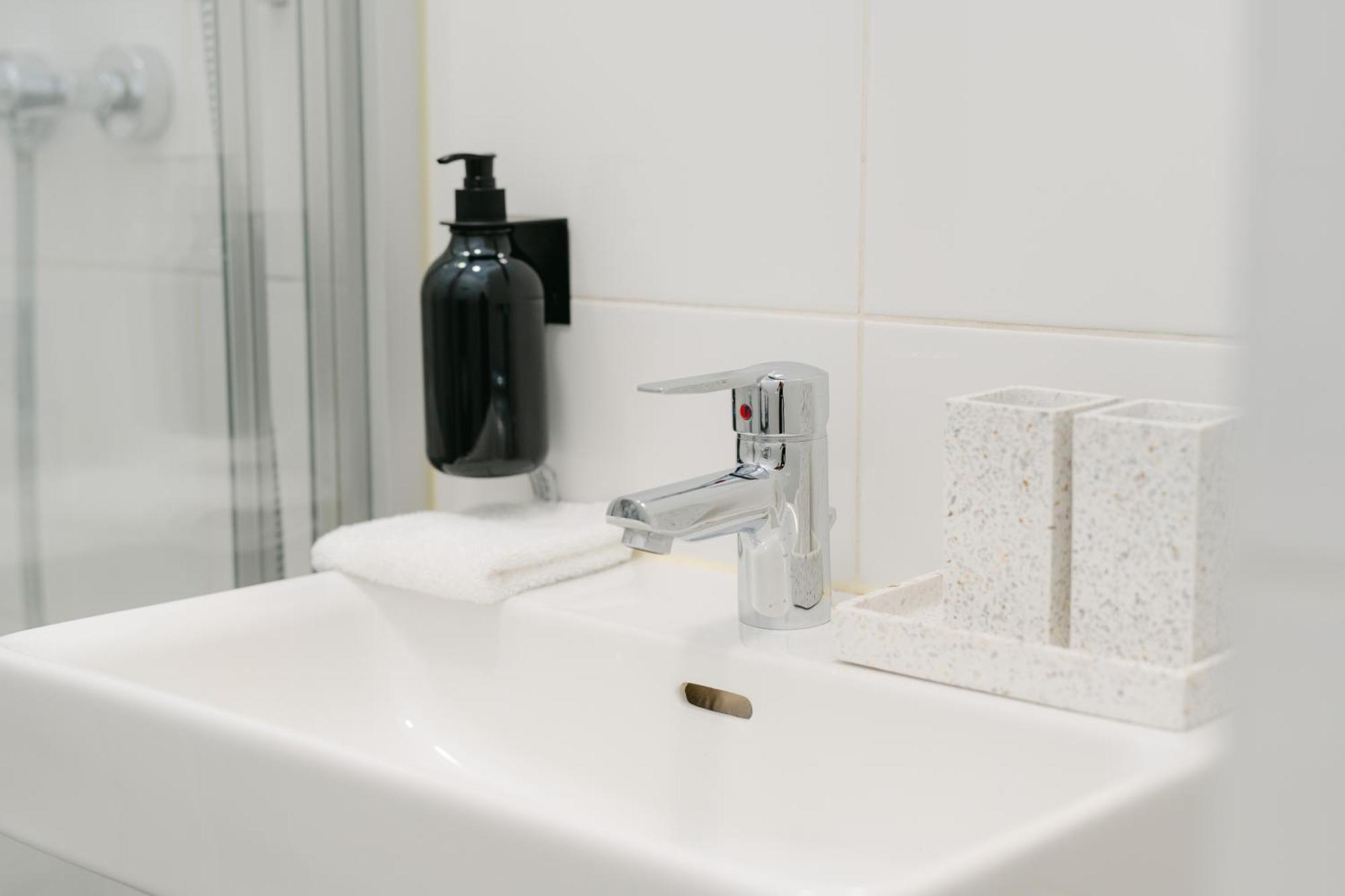 Apartment Stylish For 4-6, 5 Min To Center, No Lift Currently *