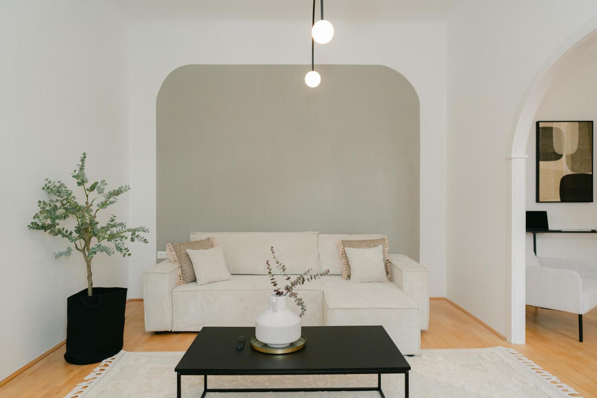 Stylish For 4-6, 5 Min To Center, No Lift Currently Apartment *