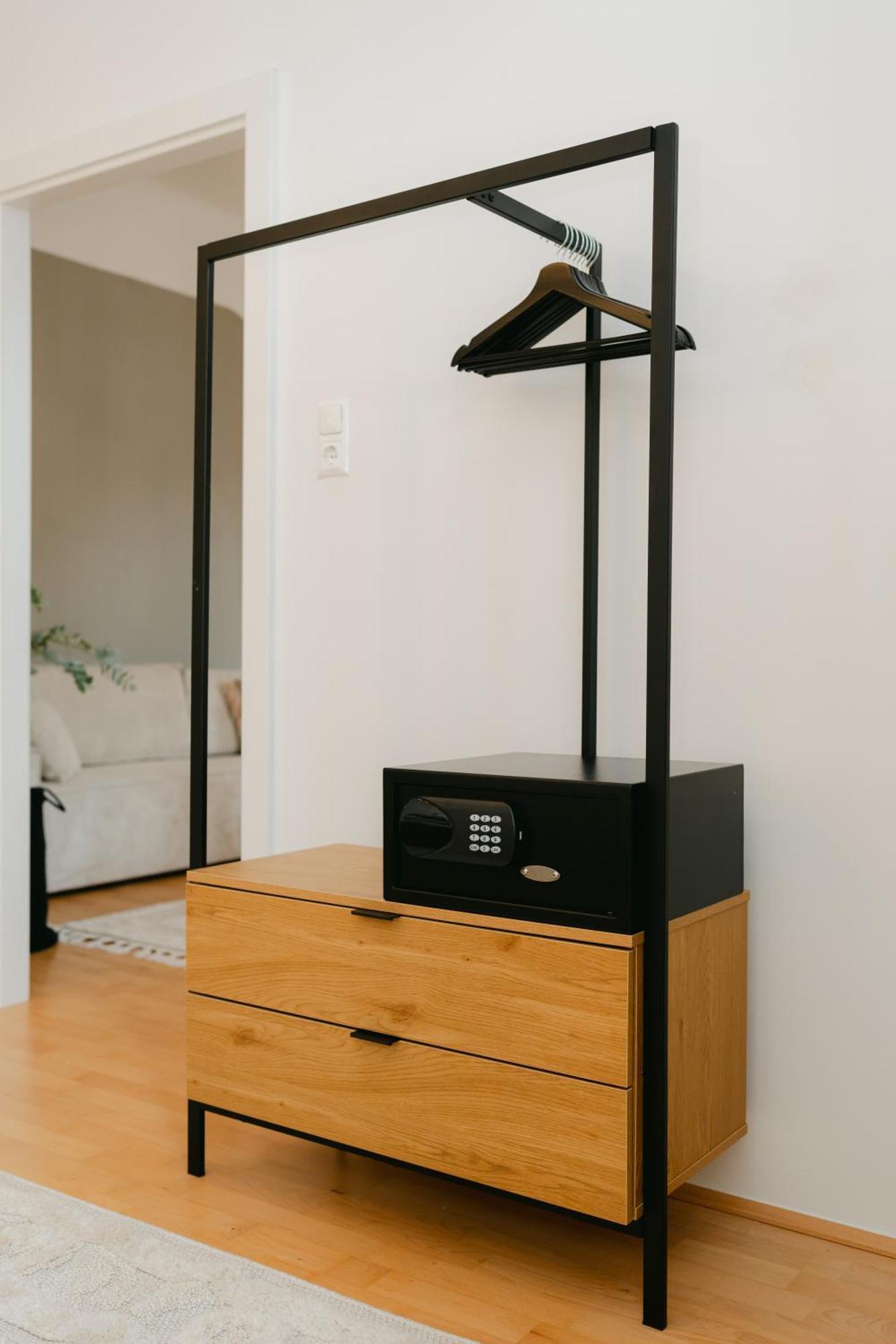 Stylish For 4-6, 5 Min To Center, No Lift Currently Apartment *