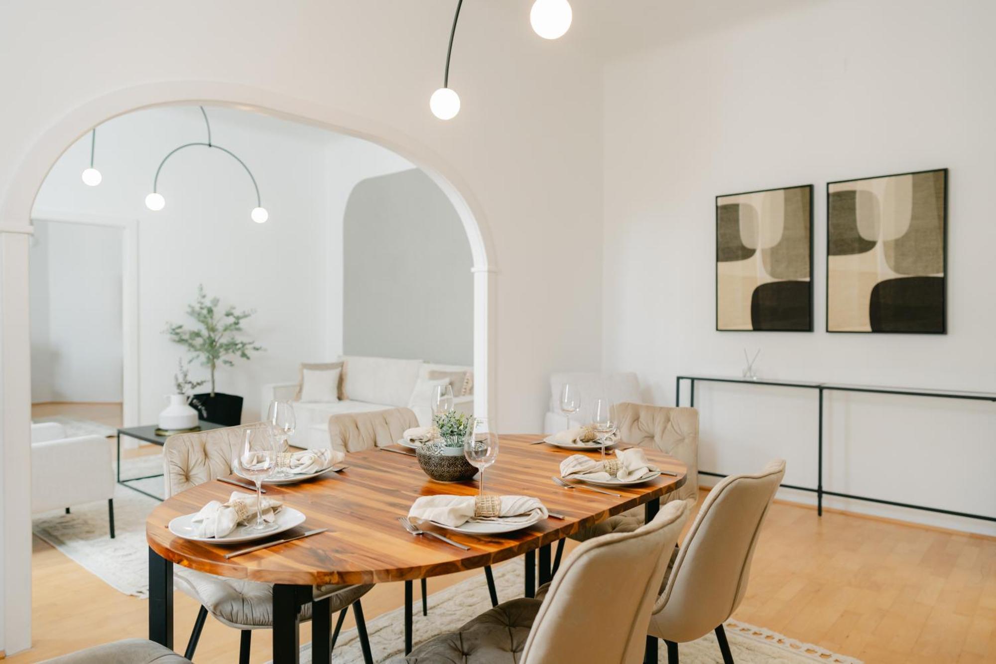Stylish For 4-6, 5 Min To Center, No Lift Currently Apartment