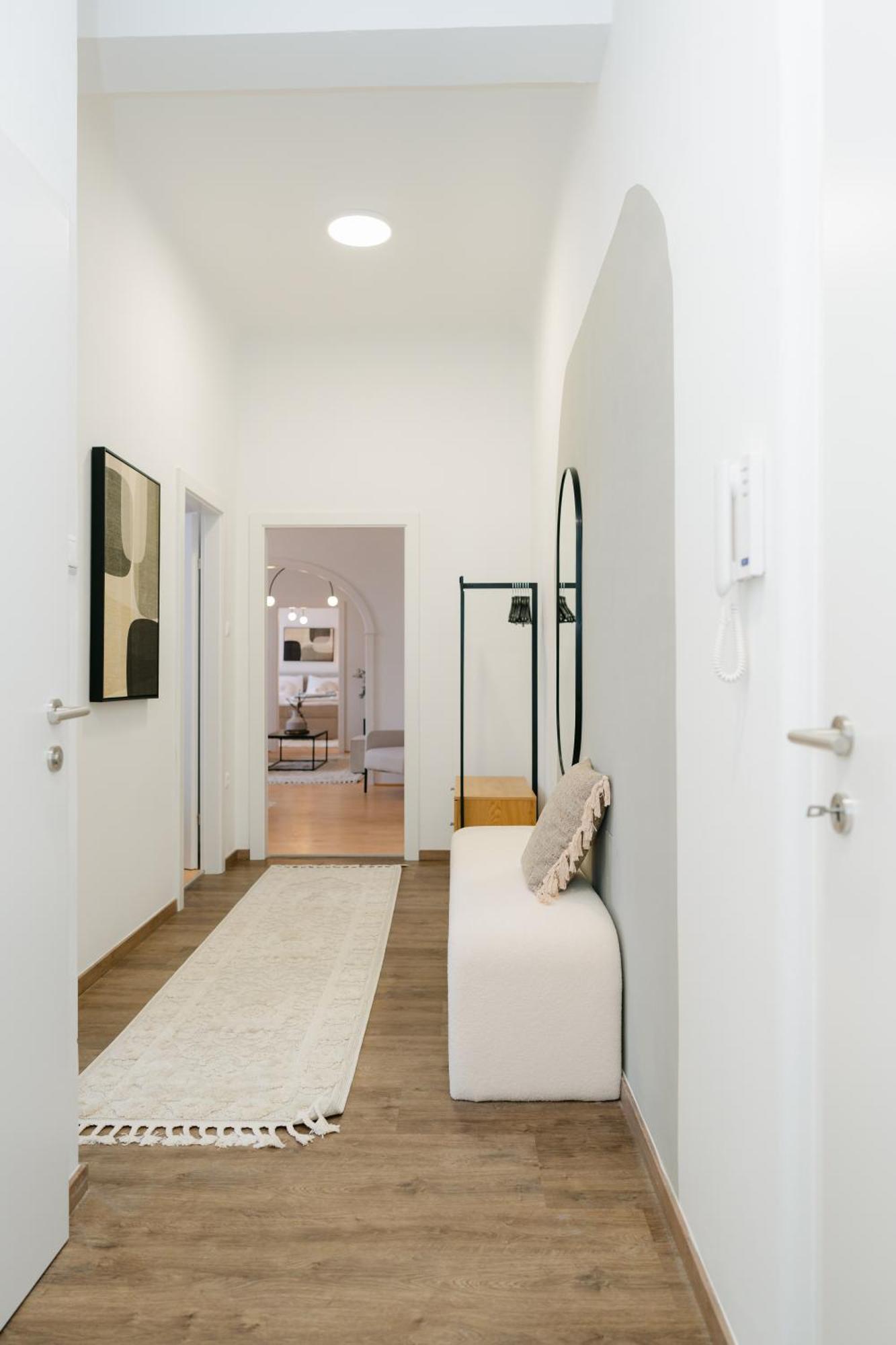 Apartment Stylish For 4-6, 5 Min To Center, No Lift Currently *